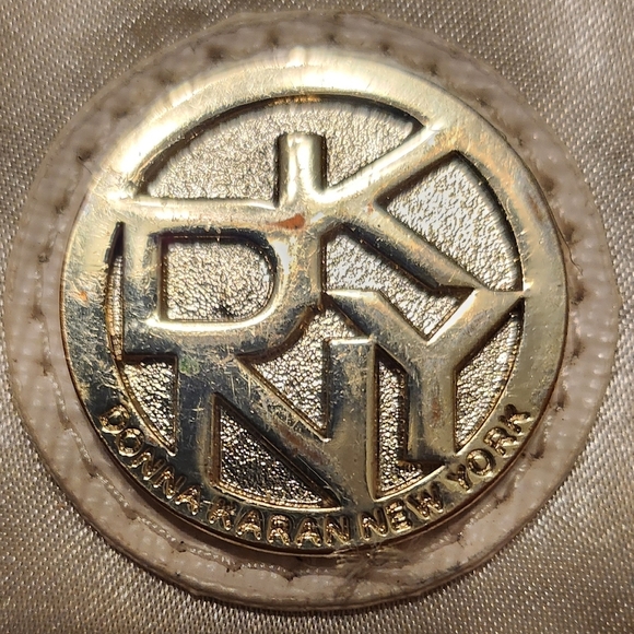 DKNY Beige Gold Snake Print Convertible Shoulder/ Crossbody Bag With Chain Strap - Picture 2 of 16